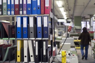 La production des fameux classeurs Biella à l'entreprise de Brügg (BE) sera transférée progressivement en dehors de Suisse.